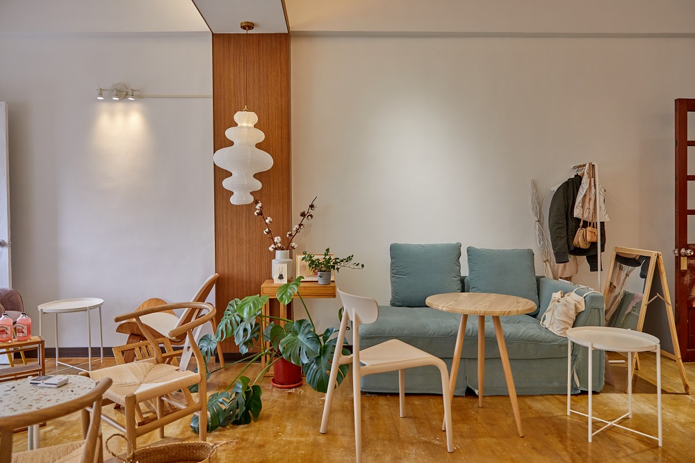 木質家具、植栽與柔和採光構成的 ByBy Husband 空間